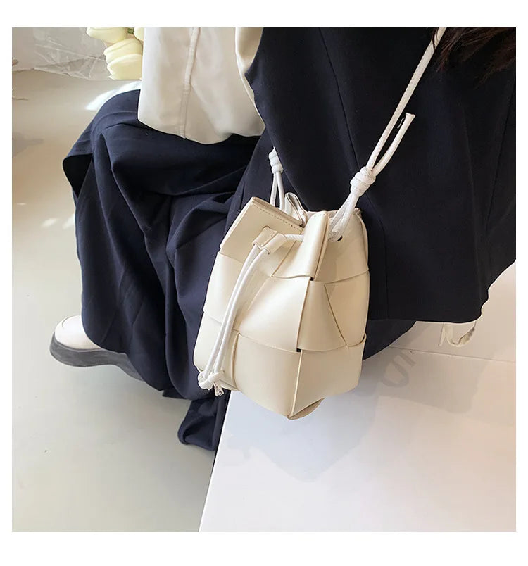 Fashion Weaving Pu Leather Bucket Bags For Women 2022 Designer Crossbody Shoulder Bags Soft Pu Leather Ladies Sling Bags.