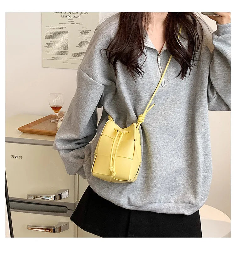 Fashion Weaving Pu Leather Bucket Bags For Women 2022 Designer Crossbody Shoulder Bags Soft Pu Leather Ladies Sling Bags.