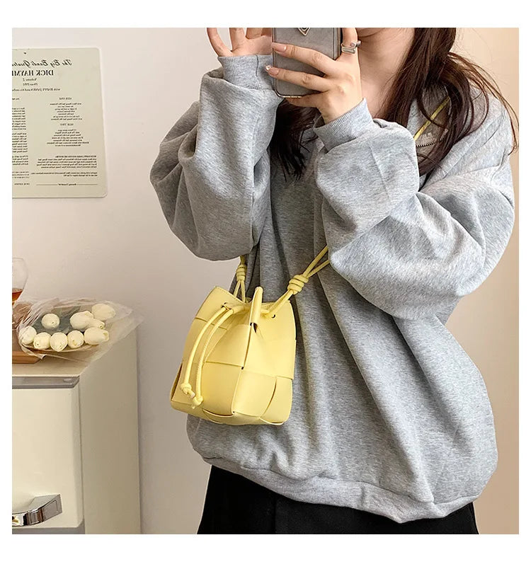 Fashion Weaving Pu Leather Bucket Bags For Women 2022 Designer Crossbody Shoulder Bags Soft Pu Leather Ladies Sling Bags.