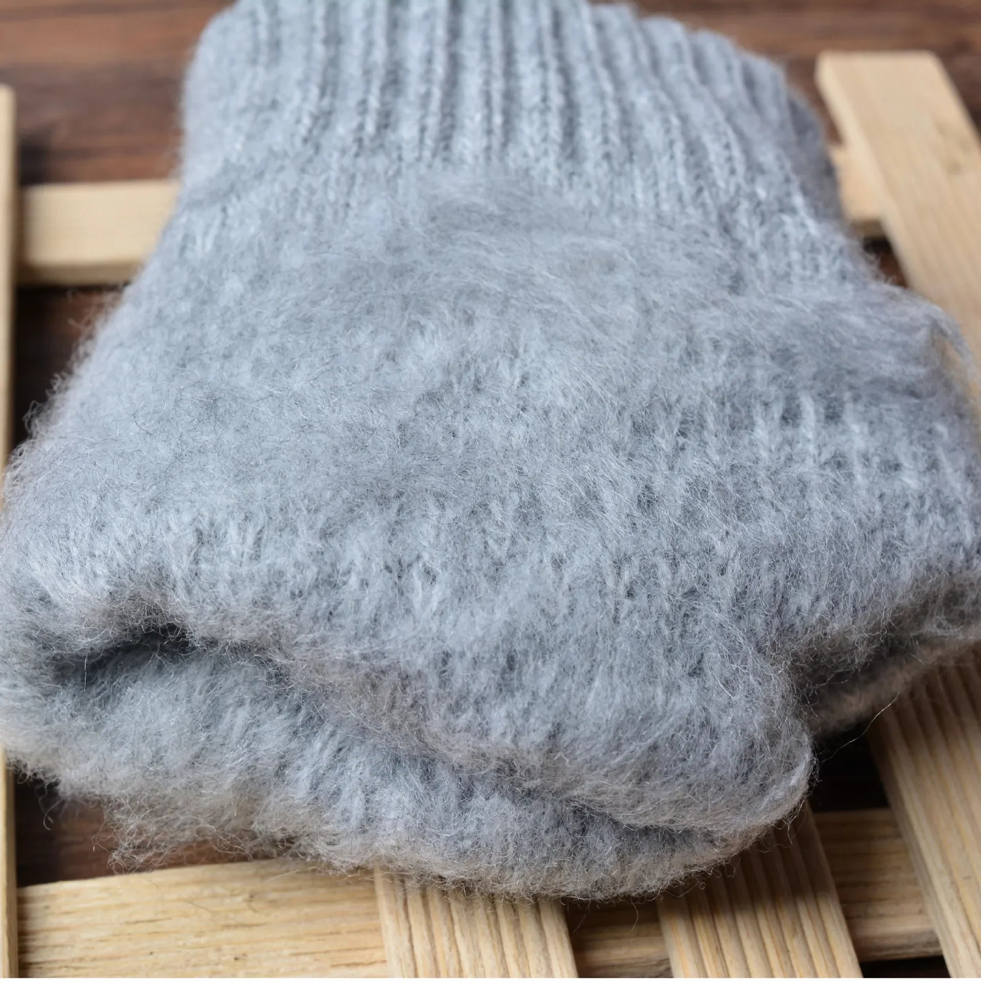 Unisex Warm Winter Touchscreen Knit Gloves - Full Finger Wool Mittens for Stylish Comfort.