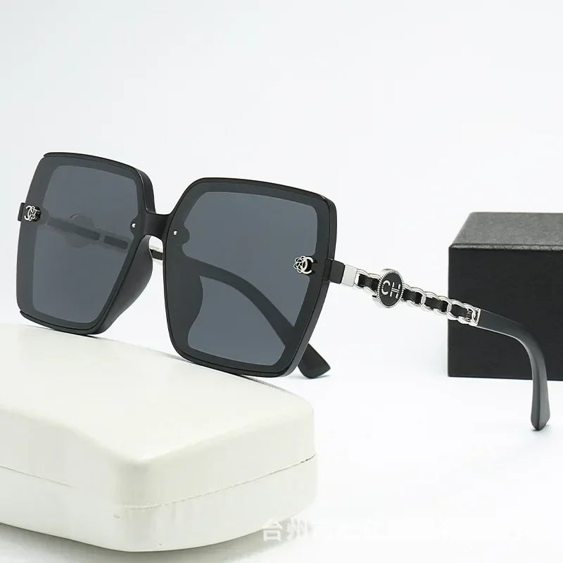 Chic Polarized Square Sunglasses for Women - Retro Floral Gradient Eyewear.