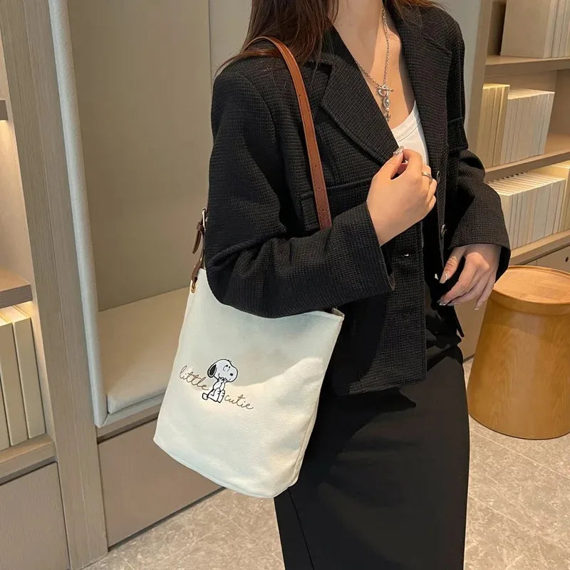 MINISO Disney Series Snoopy Women's Cute Bucket Bag Fashion Canvas Shoulder Bag Classic Letter Print Casual Crossbody Bag.