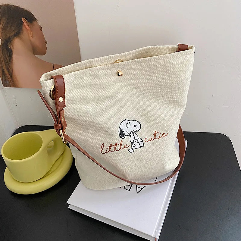 MINISO Disney Series Snoopy Women's Cute Bucket Bag Fashion Canvas Shoulder Bag Classic Letter Print Casual Crossbody Bag.