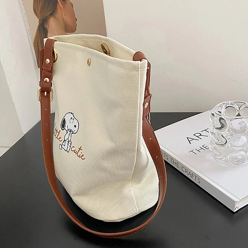 MINISO Disney Series Snoopy Women's Cute Bucket Bag Fashion Canvas Shoulder Bag Classic Letter Print Casual Crossbody Bag.