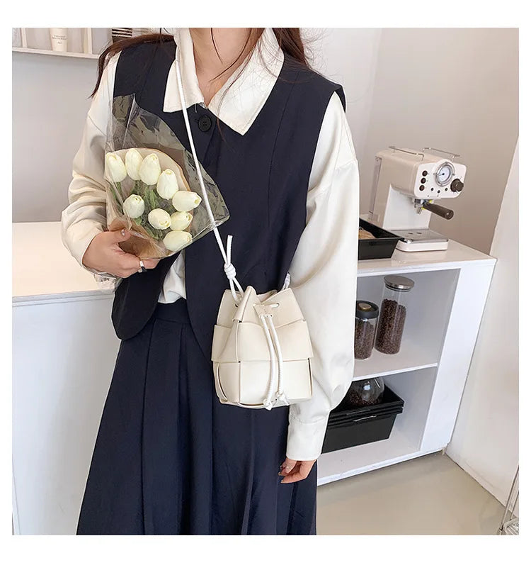 Fashion Weaving Pu Leather Bucket Bags For Women 2022 Designer Crossbody Shoulder Bags Soft Pu Leather Ladies Sling Bags.