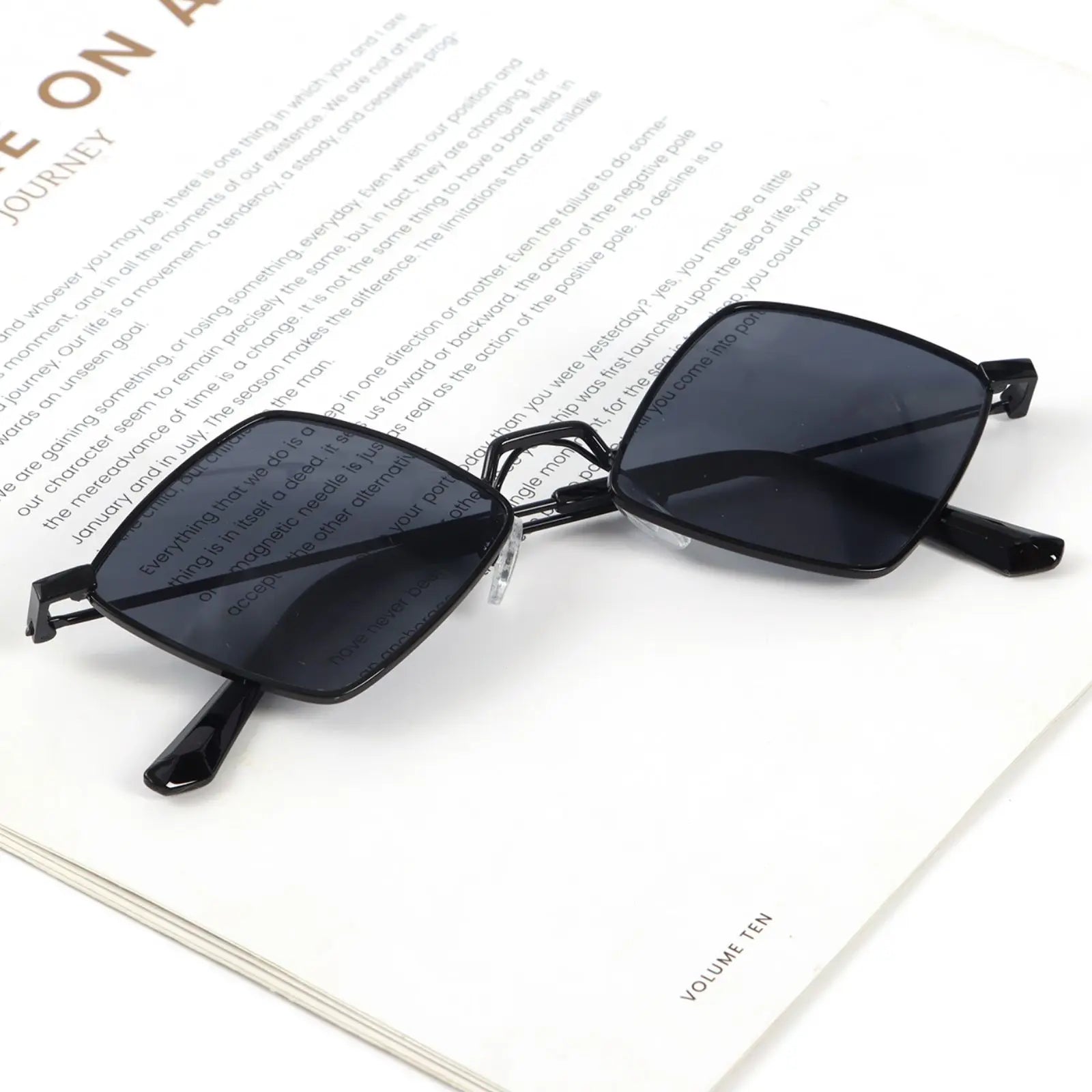 Trendy Retro Diamond-Shaped UV Protection Sunglasses for Men and Women with Metal Frame - Unisex Quadrilateral Shades.